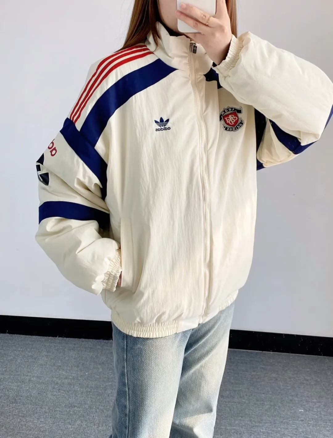Rendering of upper body without watermark/reversible thin jacket📝𝟭𝟬𝟲𝟴𝟳# Exclusive real shot/difference between various stolen pictures and online version on the market [Top version·Adidas clover men and women Same Stylel H REV JKT jacket official website synchronization] ✅Full set of 1:1 customized accessories ➕Customized three-label ➕𝗬𝘂𝗮𝗻 version hang tag ➕𝗹𝗼𝗴𝗼 packaging bag🔥 ➕Scan the tag to enter the official website. ✅The top version, ins Xiaohongshu has many bloggers wearing it. ✅Adi’s absolute Hot Sale star Same Style details are online, feel free to compare! Classic embroidery on the chest, fixed color and classic three-bar stripes, Classic will never go out of style! Versatile is not picky, the original model is perfect for the upper body, so buy it with your eyes closed! "Self-view of quality control with real photos of store owner's details" What you see is what you get # Full text real photos 📷 Never save a penny of cost! ! ! ⭕The high version of the best products🐮is different from the junk products in the market🗯️The same picture but different prices means different versions. ❌Don’t be fooled by the same copywriters and pirated pictures from outside that mix and distribute high-luxury pictures at low prices. After comparing the quality, you will know where the gap is. Don’t lie. I don’t guarantee that my products are the cheapest, but I definitely guarantee that they are worth every penny of your hard-earned money! ‼ ️We don’t slash prices or lower prices, we supply products with heart and only make high-end versions!!! Breasts Jimei must see the details of my home clearly, the pictures of my home are all taken by the owner himself❤️ Color: Black White Size: S-XXL
